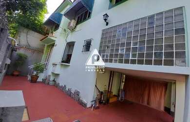 Imagem: A casa possui 3 Dormitórios, 4 Banheiros, 1 Vaga na garagem