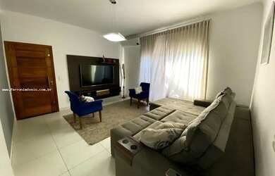 Imagem: A casa possui 3 Dormitórios, 3 Banheiros, 4 Vagas na garagem