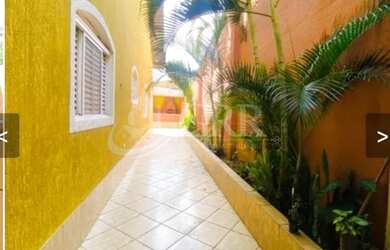 Imagem: A casa possui 3 Dormitórios, 3 Banheiros, 4 Vagas na garagem