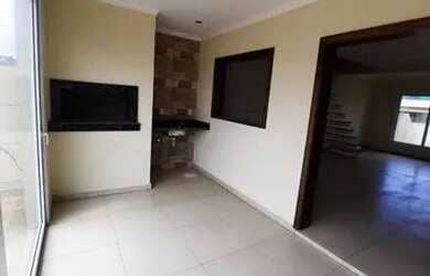 Imagem: A casa possui 3 Dormitórios, 2 Banheiros, 3 Vagas na garagem