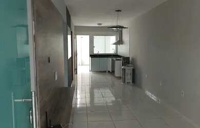 Imagem: A casa possui 2 Dormitórios, 2 Banheiros, 2 Vagas na garagem