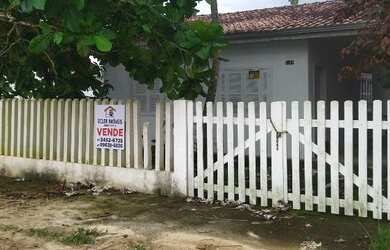 Imagem: A casa possui 3 Dormitórios, 1 Banheiro, 3 Vagas na garagem