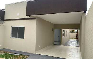 Imagem: A casa possui 2 Dormitórios, 2 Banheiros, 2 Vagas na garagem