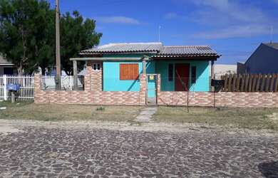 Imagem: A casa possui 3 Dormitórios, 2 Vagas na garagem e está localizado