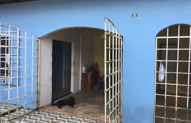 Imagem: A casa possui 3 Dormitórios, 2 Banheiros, 2 Vagas na garagem