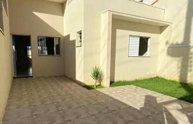 Imagem: A casa possui 2 Dormitórios, 2 Banheiros, 2 Vagas na garagem