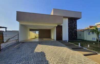 Imagem: A casa possui 3 Dormitórios, 2 Banheiros, 4 Vagas na garagem