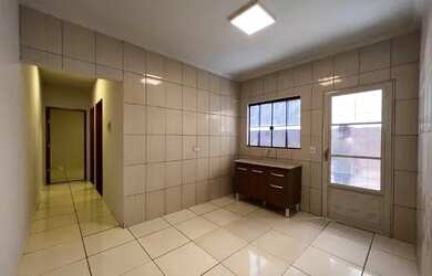 Imagem: A casa possui 2 Dormitórios, 1 Banheiro, 1 Vaga na garagem