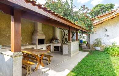 Imagem: A casa possui 3 Dormitórios, 3 Banheiros, 3 Vagas na garagem