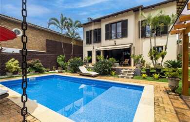 Imagem: A casa possui 3 Dormitórios, 4 Banheiros, 2 Vagas na garagem