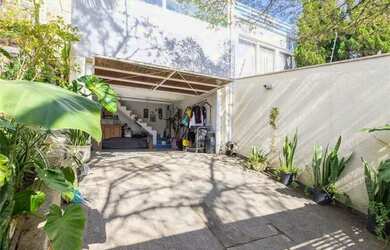 Imagem: A casa possui 3 Dormitórios, 3 Banheiros, 226m² de Área e