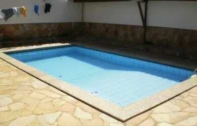 Imagem: A casa possui 3 Dormitórios, 3 Banheiros, 2 Vagas na garagem