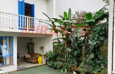 Imagem: A casa possui 3 Dormitórios, 3 Banheiros, 4 Vagas na garagem