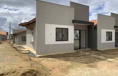 Imagem: A casa possui 2 Dormitórios, 1 Banheiro e 2 Vagas na garagem