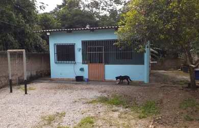 Imagem: A casa possui 1 Dormitório, 1 Banheiro, 1 Vaga na garagem e