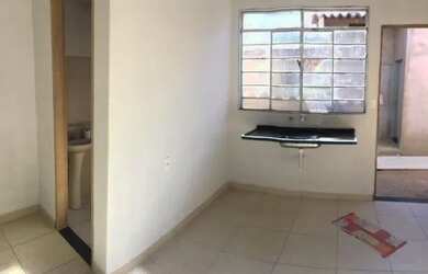 Imagem: A casa possui 1 Dormitório, 1 Banheiro e está localizado