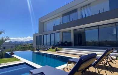 Imagem: A casa em condomínio possui 4 Dormitórios, 5 Banheiros, 5