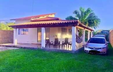 Imagem: A casa possui 3 Dormitórios, 2 Banheiros, 4 Vagas na garagem