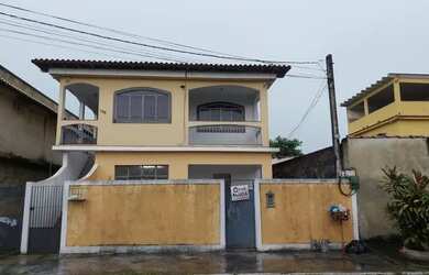 Imagem: A casa possui 3 Dormitórios, 1 Banheiro, 2 Vagas na garagem