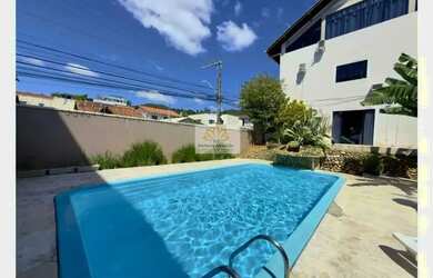 Imagem: A casa possui 4 Dormitórios, 1 Banheiro, 2 Vagas na garagem