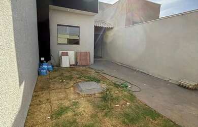 Imagem: A casa possui 2 Dormitórios, 2 Banheiros, 2 Vagas na garagem