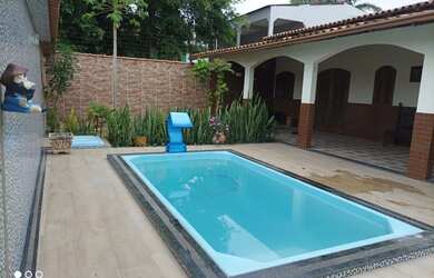 Imagem: A casa possui 3 Dormitórios, 2 Banheiros, 3 Vagas na garagem