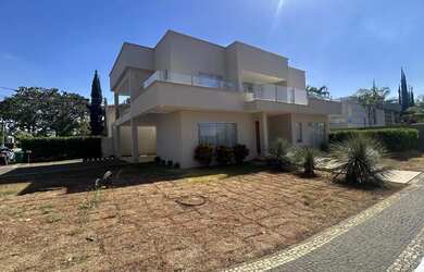 Imagem: A casa em condomínio possui 4 Dormitórios, 5 Banheiros, 4