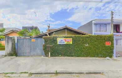 Imagem: A casa possui 3 Dormitórios, 1 Banheiro, 2 Vagas na garagem