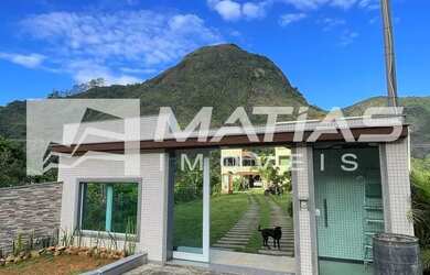 Imagem: A casa possui 3 Dormitórios, 4 Banheiros, 3.300m² de Área