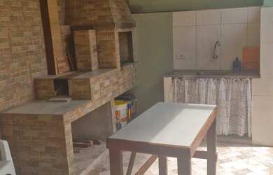 Imagem: A casa possui 2 Dormitórios, Acomodam 12 pessoas, 3 Vagas na