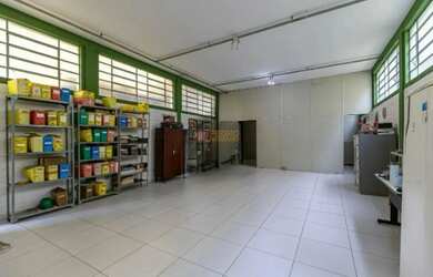 Imagem: O depósito possui 4 Vagas na garagem, 417m² de Área e está