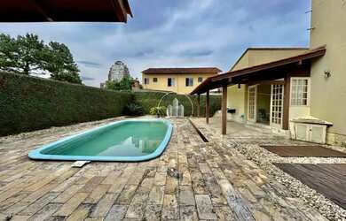 Imagem: A casa possui 5 Dormitórios, 2 Banheiros, 1 Vaga na garagem