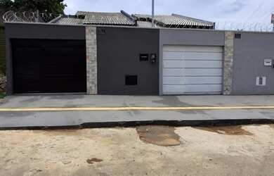 Imagem: A casa possui 2 Dormitórios, 1 Banheiro, 2 Vagas na garagem