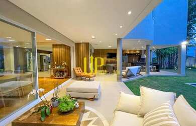 Imagem: A casa em condomínio possui 4 Dormitórios, 5 Banheiros, 5