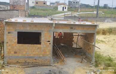 Imagem: A casa possui 3 Dormitórios, 2 Banheiros, 4 Vagas na garagem