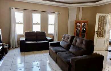 Imagem: A casa possui 4 Dormitórios, 3 Banheiros, 3 Vagas na garagem