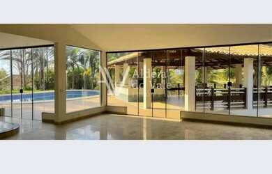 Imagem: A casa em condomínio possui 4 Dormitórios, 5 Banheiros e 470m²