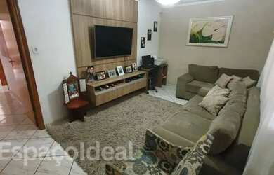 Imagem: A casa possui 2 Dormitórios, 2 Banheiros, 2 Vagas na garagem