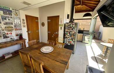 Imagem: A casa em condomínio para alugar possui 3 Dormitórios, 4 Banheiros