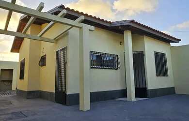 Imagem: A casa possui 2 Dormitórios, 1 Banheiro, 1 Vaga na garagem