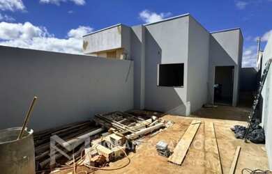 Imagem: A casa à venda possui 2 Dormitórios, 1 Banheiro, 1 Vaga na