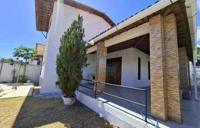 Imagem: A casa possui 3 Dormitórios, 5 Banheiros, 4 Vagas na garagem