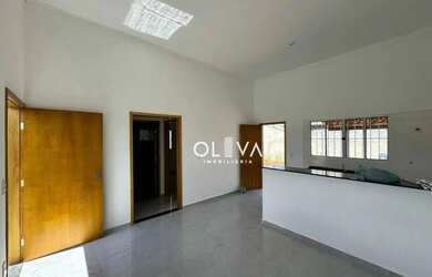 Imagem: A casa possui 3 Dormitórios, 2 Banheiros, 2 Vagas na garagem