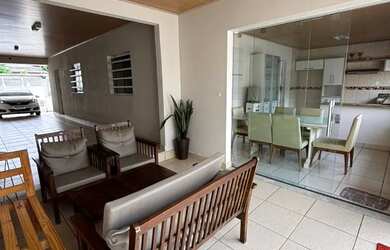 Imagem: A casa possui 3 Dormitórios, 2 Banheiros, 3 Vagas na garagem