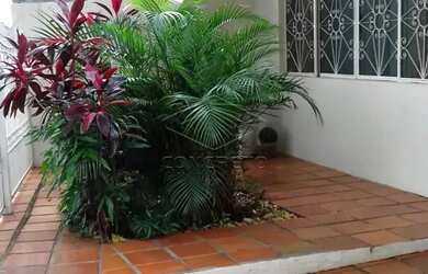 Imagem: A casa possui 3 Dormitórios, 2 Banheiros, 4 Vagas na garagem