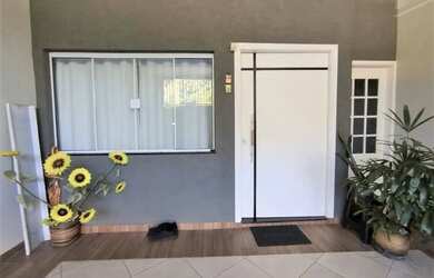 Imagem: A casa possui 3 Dormitórios, 4 Banheiros, 3 Vagas na garagem