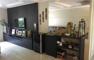 Imagem: A casae possui 2 Dormitórios, 2 Vagas na garagem, 292-0m²