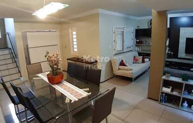 Imagem: A casa possui 4 Dormitórios, 4 Banheiros, 4 Vagas na garagem