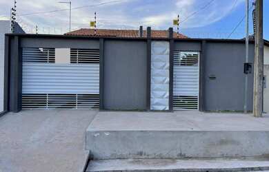 Imagem: A casa possui 2 Dormitórios, 2 Banheiros, 2 Vagas na garagem