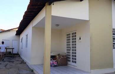 Imagem: A casa possui 3 Dormitórios, 3 Banheiros, 5 Vagas na garagem